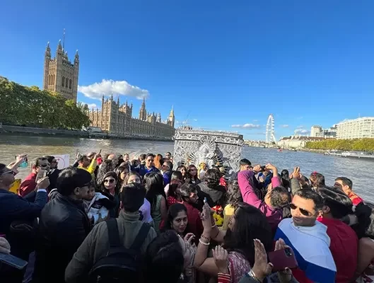 Thames-parade01-th
